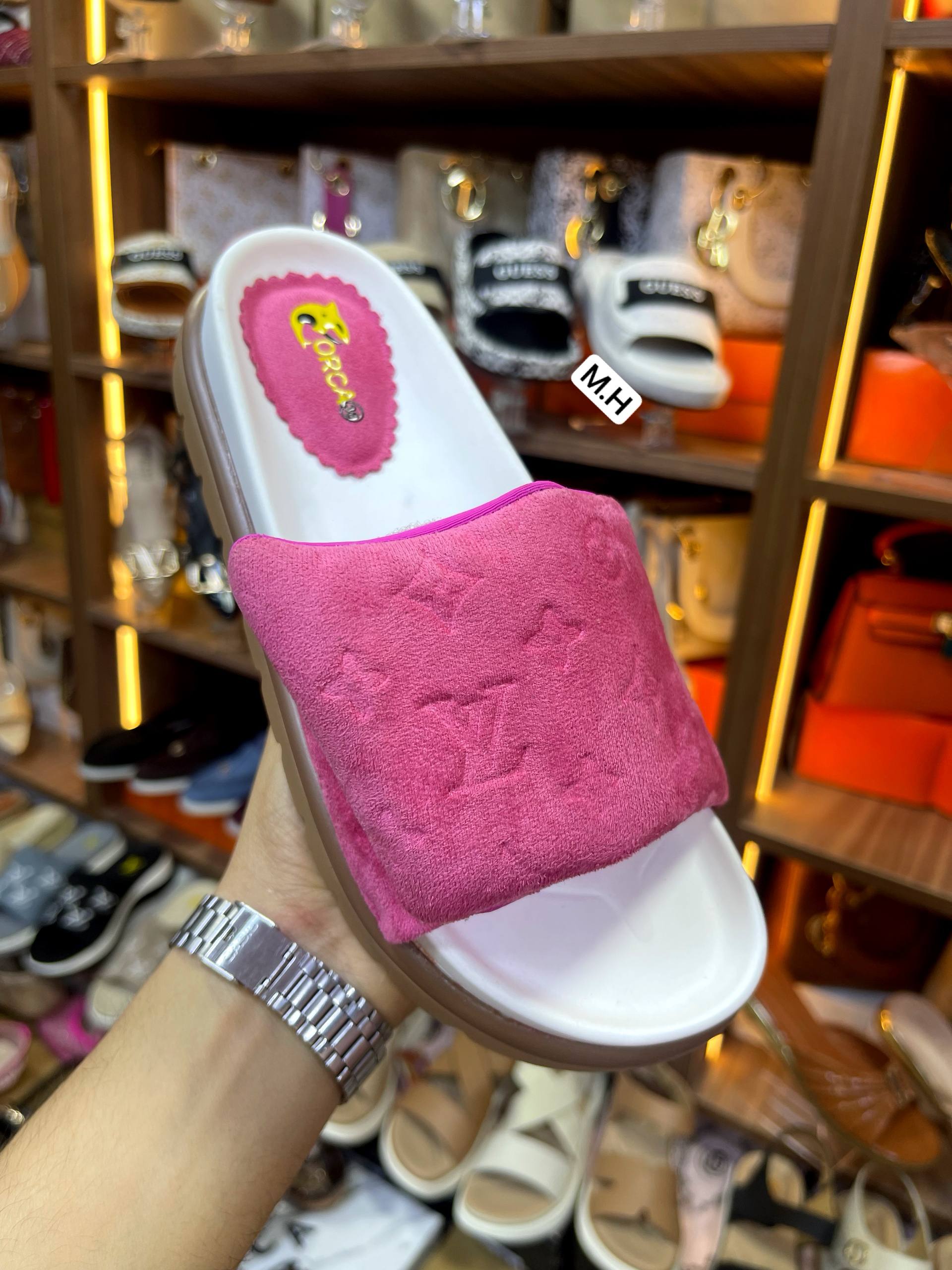 صنادل صيفي نسائي فخم بنقشة ملكية مريحة 👡